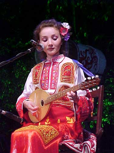 Desislava Dimcheva on vocals and tamboura