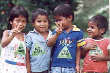 Orang Asli kids affected
            by dam project (Colin Nicholas)