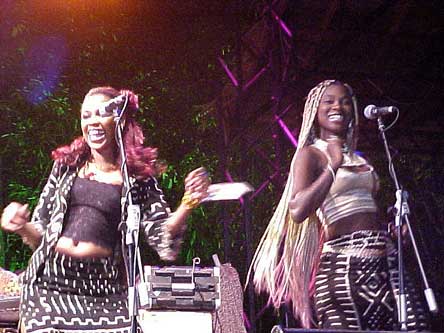 Koite Dieynaba and Gueye Diarra, backing vocals and pure allure