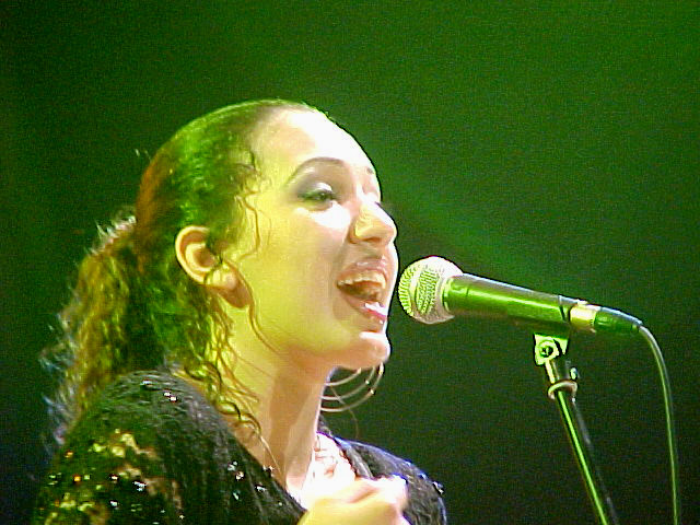 Asmaa Mnour on vocals