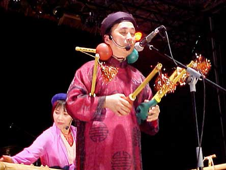 Chi plays 'Oh Suzanna' on semi-automatic flutes