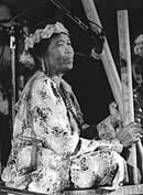 Mak Minah,
            Temuan ceremonial singer (photo: Roland Takeshi)